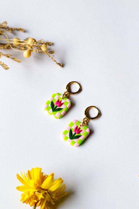 Checkerboard Tulip Huggie - Green and Pink